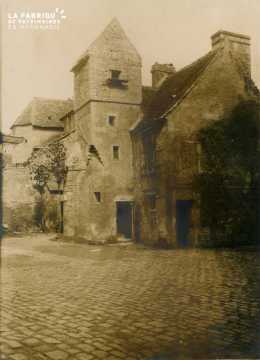 Maison ancienne avec tour carrée